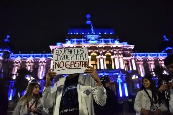 La comunidad educativa de la Escuela Normal volvió a marchar y exige avances concretos tras las promesas oficiales