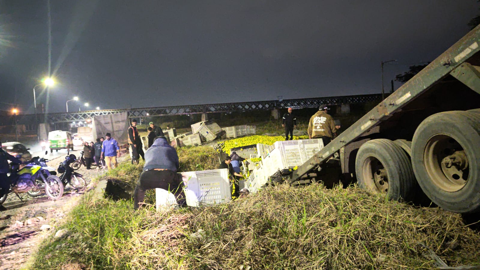 Un acoplado cargado con limones cayó a una acequia en Alderetes y generó un operativo sobre la ruta alternativa
