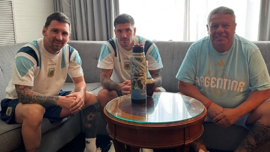 Tapia mantuvo la cábala antes de la final y compartió un mensaje de aliento junto a Messi y De Paul