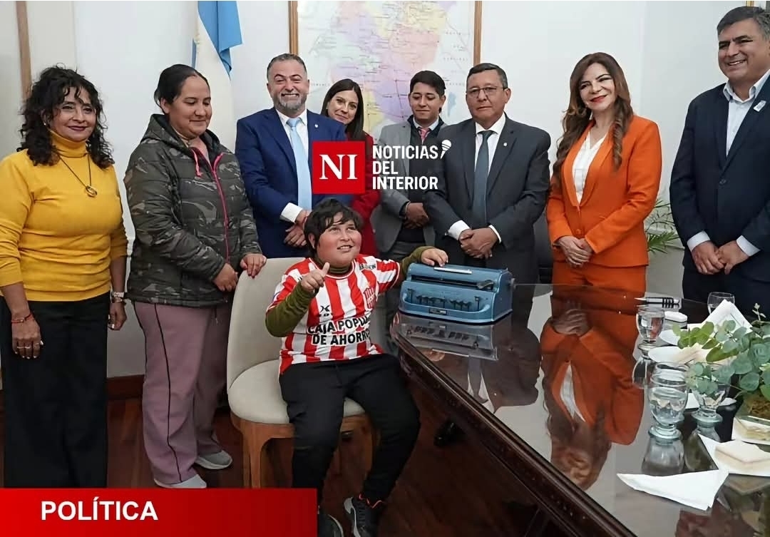 Tras conocerse su historia, Uriel recibió una máquina Braille y volverá a estudiar