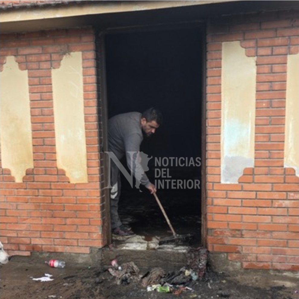 Una casa quedó destruida por un incendio en Alberdi y el dueño denunció que el fuego habría sido intencional