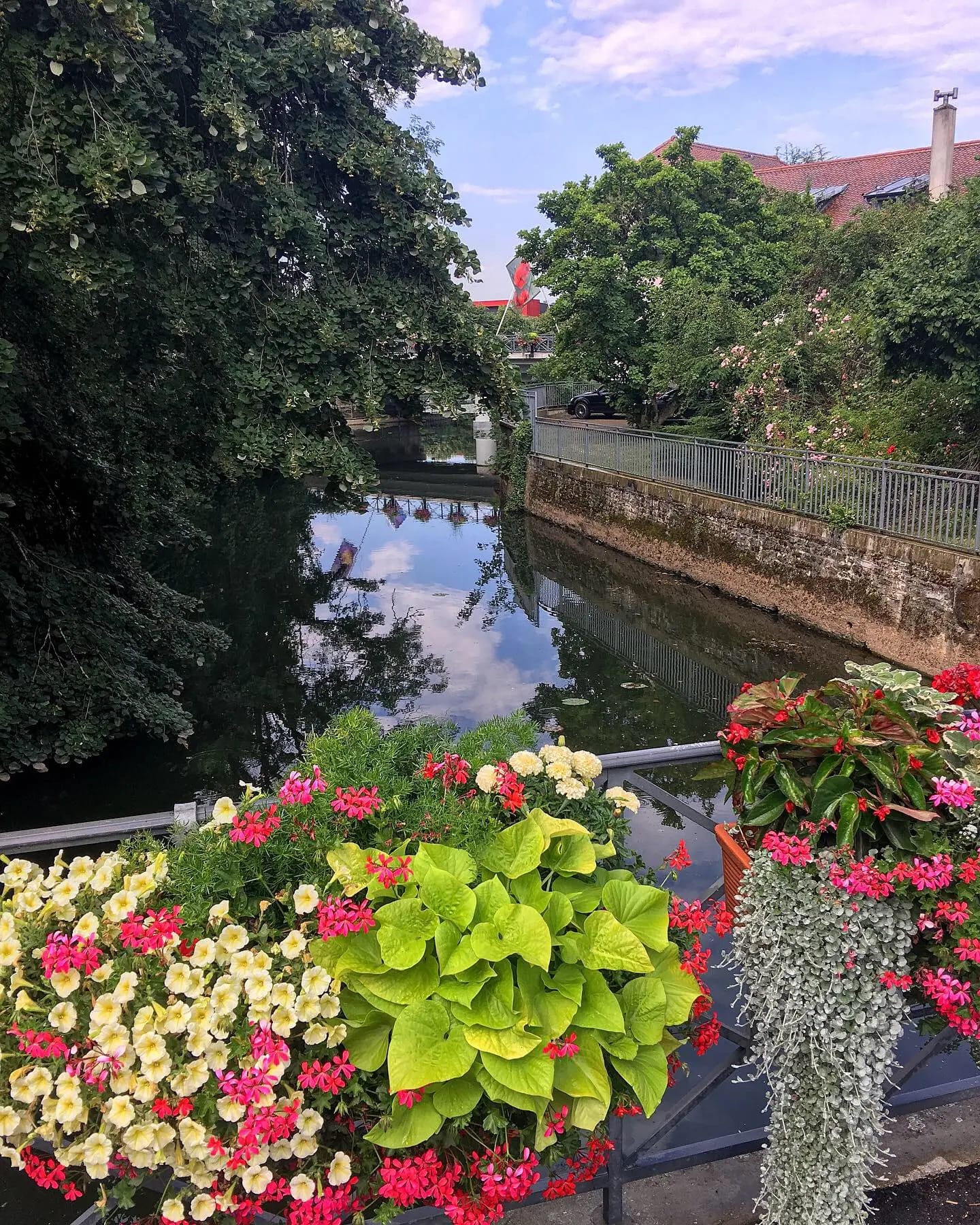 Franche-Comté, France la fontaine et la rivière