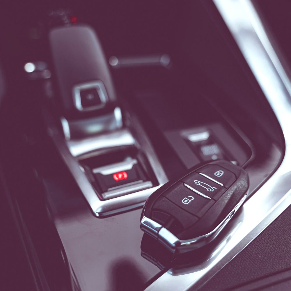 Essential tips and professional advice for handling car lockouts safely and efficiently. Learn the do's and don'ts from experienced automotive locksmiths.