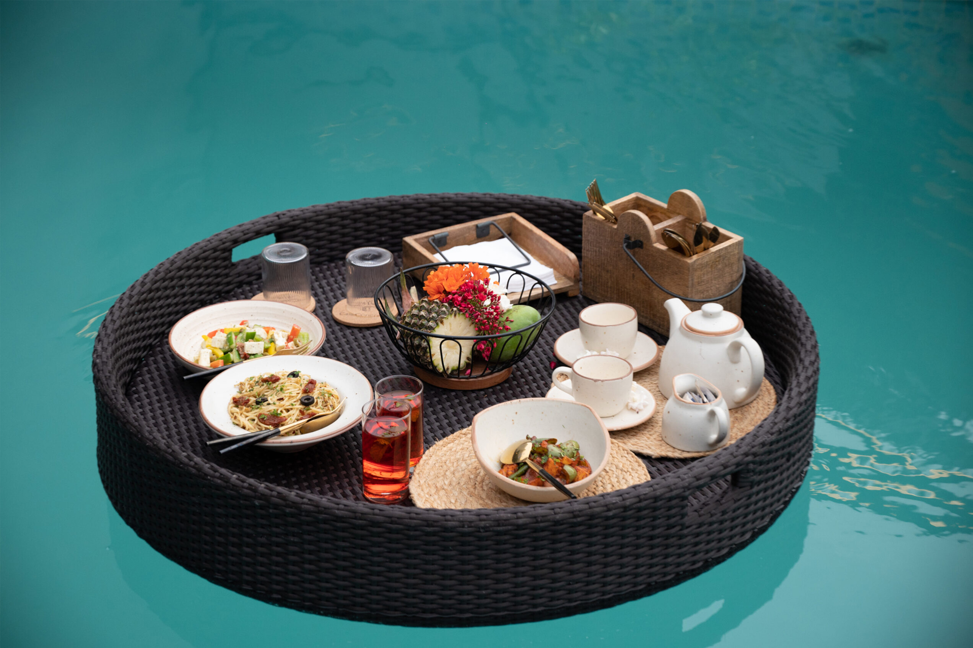 Floating tray