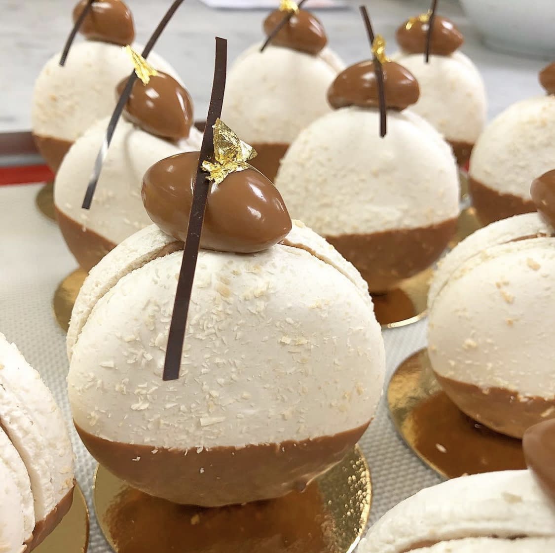 BOUNTY COCONUT MACARONS