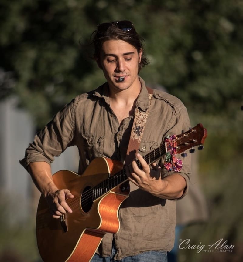 Nick Garrett-Powell, One-man band · looping guitar