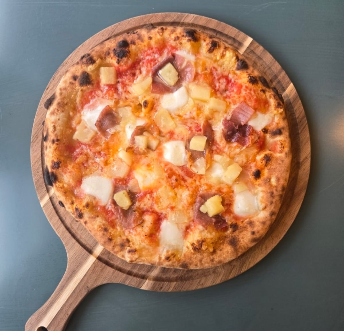 The KAleo pizza with pineapple and prosciutto
