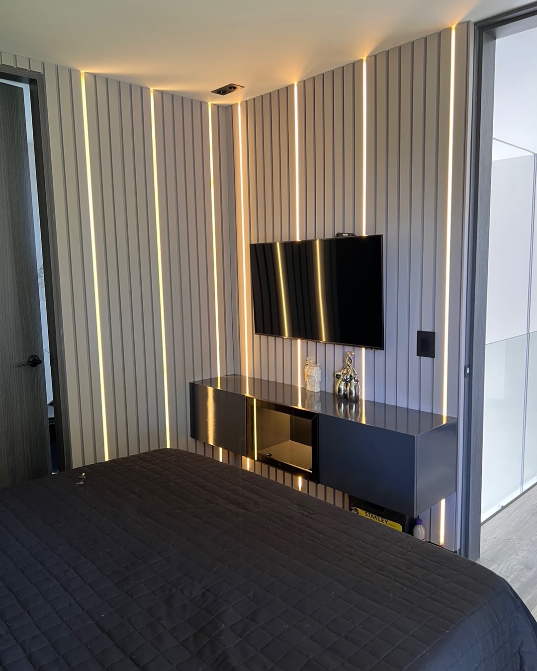 Home Theater con Iluminación Vertical