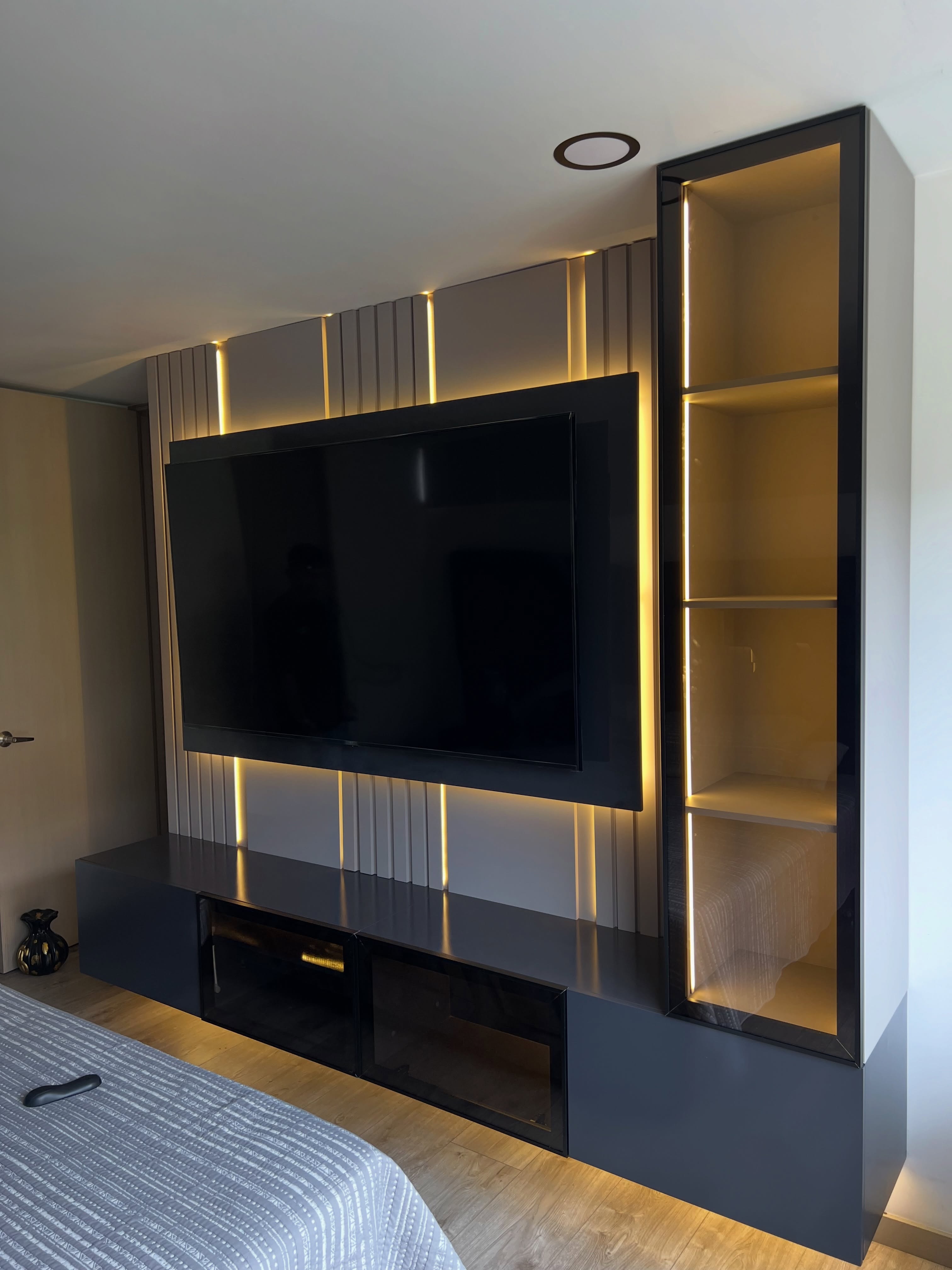 Centro de TV con Vitrina de Cristal y Estanterías