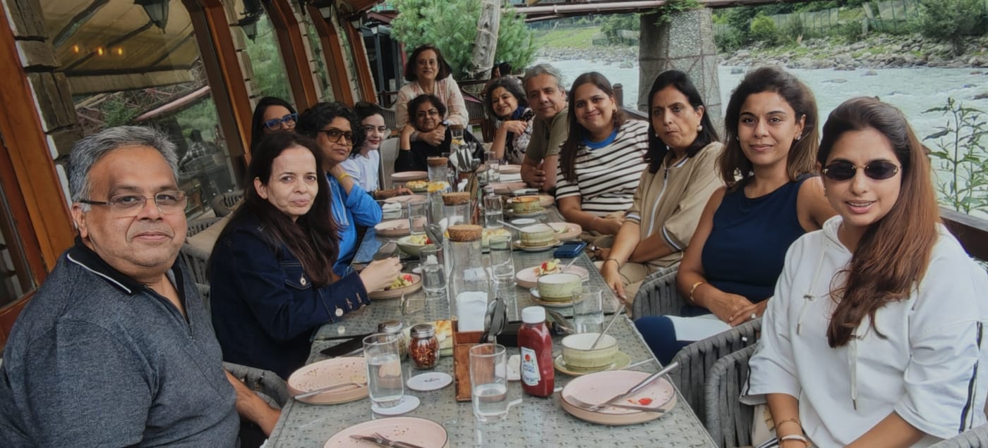 SS Travels guests on a Kashmir trip