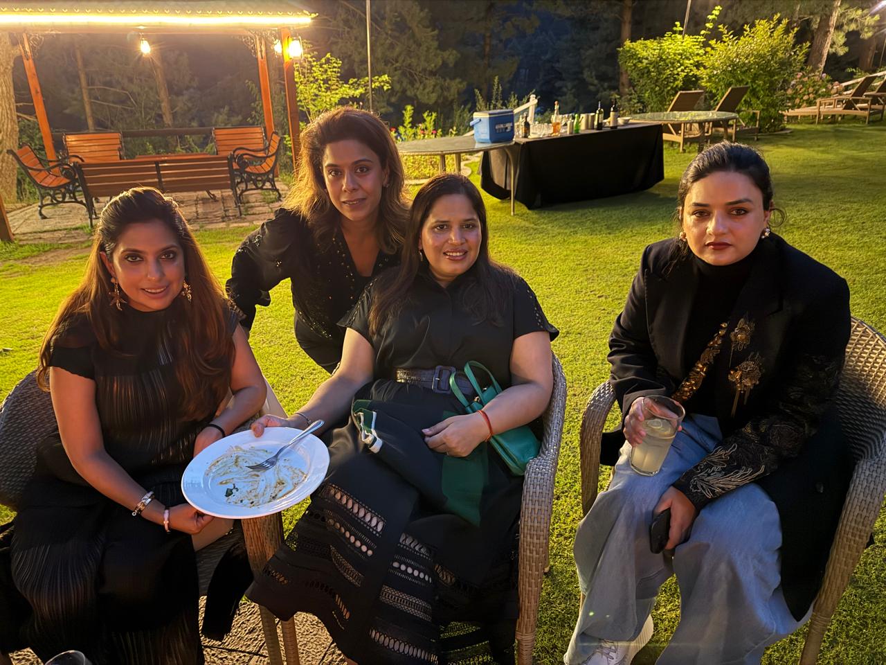 SS Travels guests on a Kashmir trip