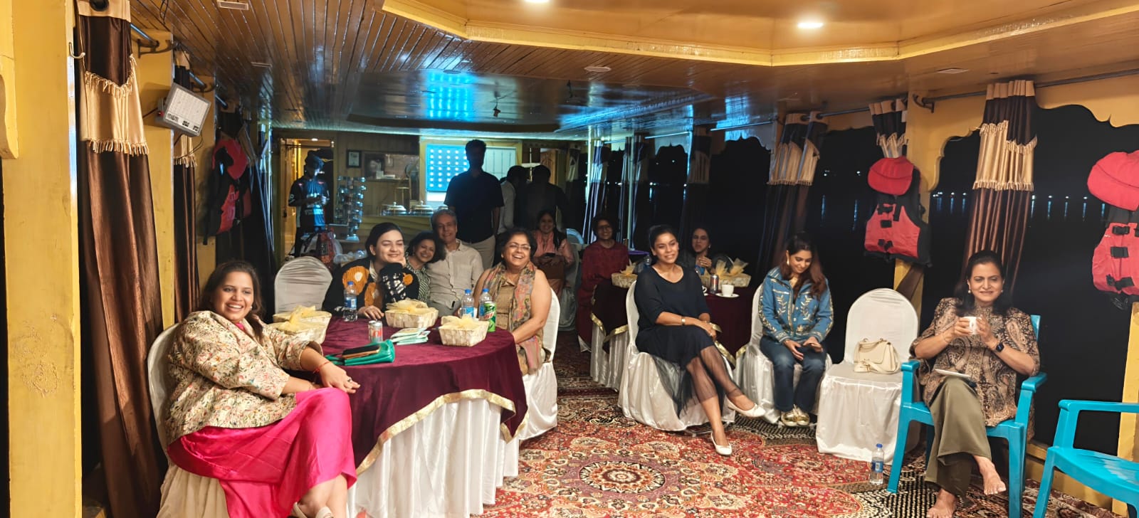 SS Travels guests on a Kashmir trip