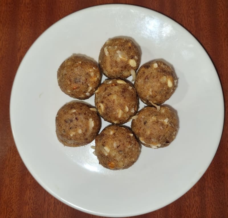 Dry Fruits Atta Laddu (khajur)