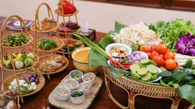 Bangkok: White Lotus Thai Cooking Class with Market Tour
