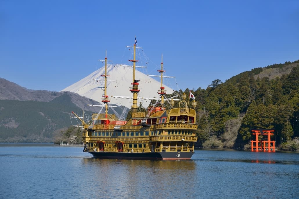 Private Hakone Day Trip from Tokyo: Lake Ashi Cruise, Owakudani Ropeway and the Old Tokaido Road — guided tour in Hakone