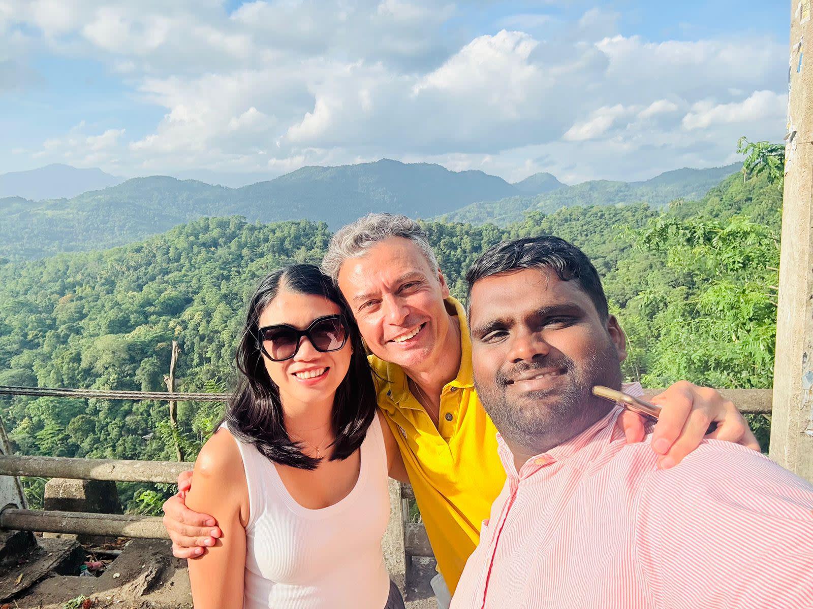 Kandy, Peradeniya Gardens and Tea Factory Day Tour from Colombo — guided tour in Colombo