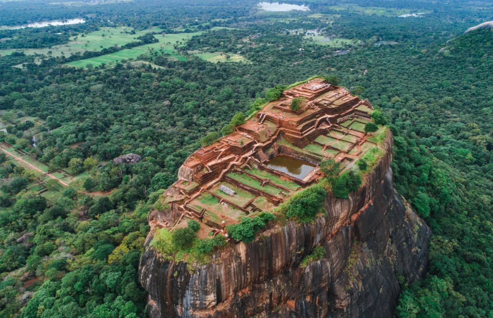 Private Sigiriya Rock and Dambulla Cave Temple Day Trip with Lunch — guided tour in Colombo