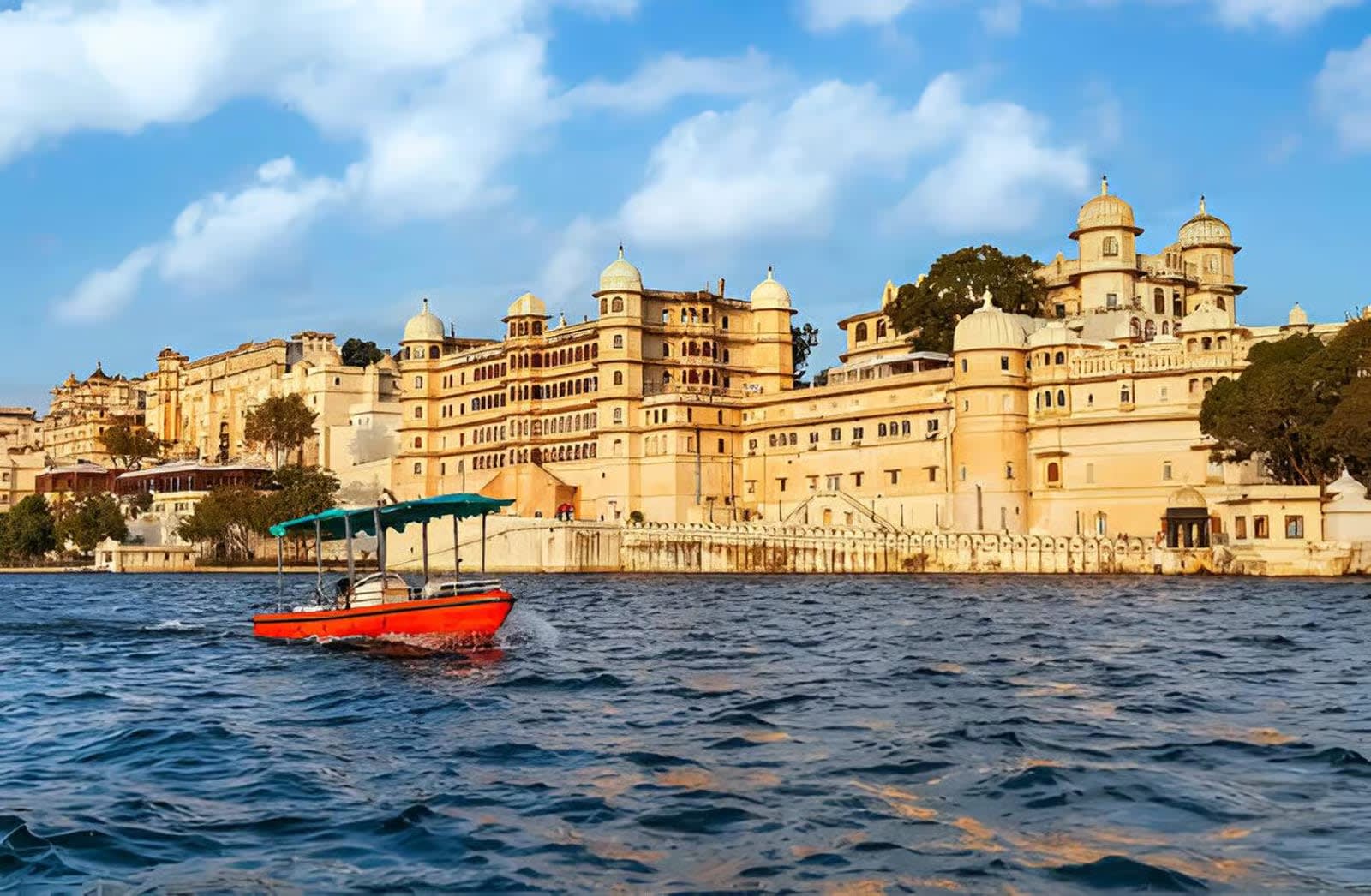 Udaipur: Private Full-Day or Half-Day Sightseeing Tour with a Approved Guide — guided tour in Udaipur