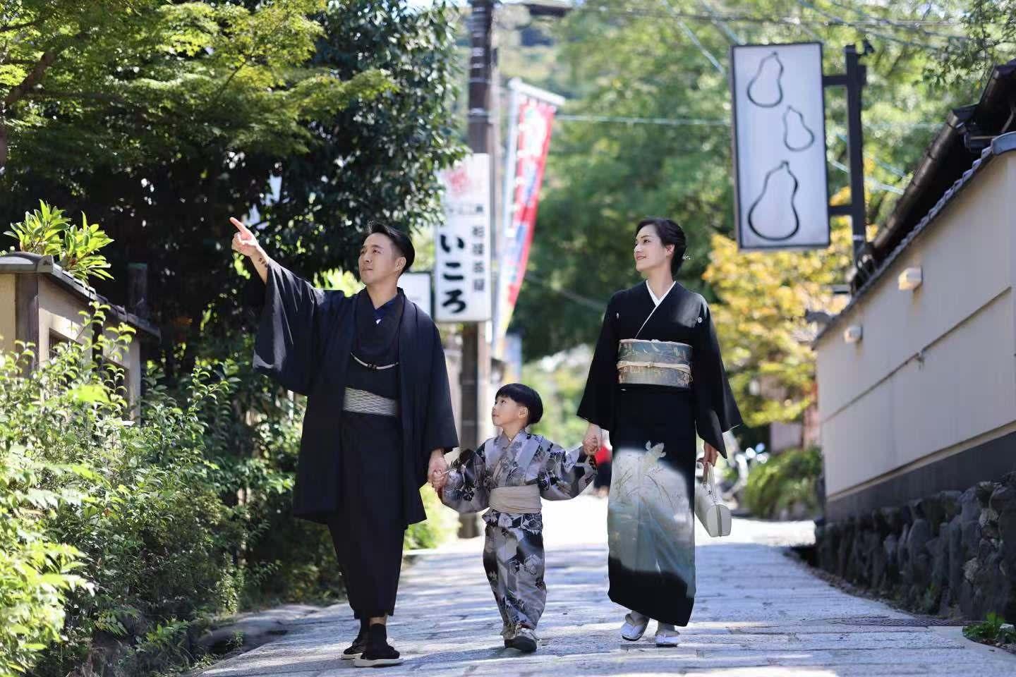 Dress as a Maiko in a Japanese Garden Photoshoot (Kimono Rental) 3