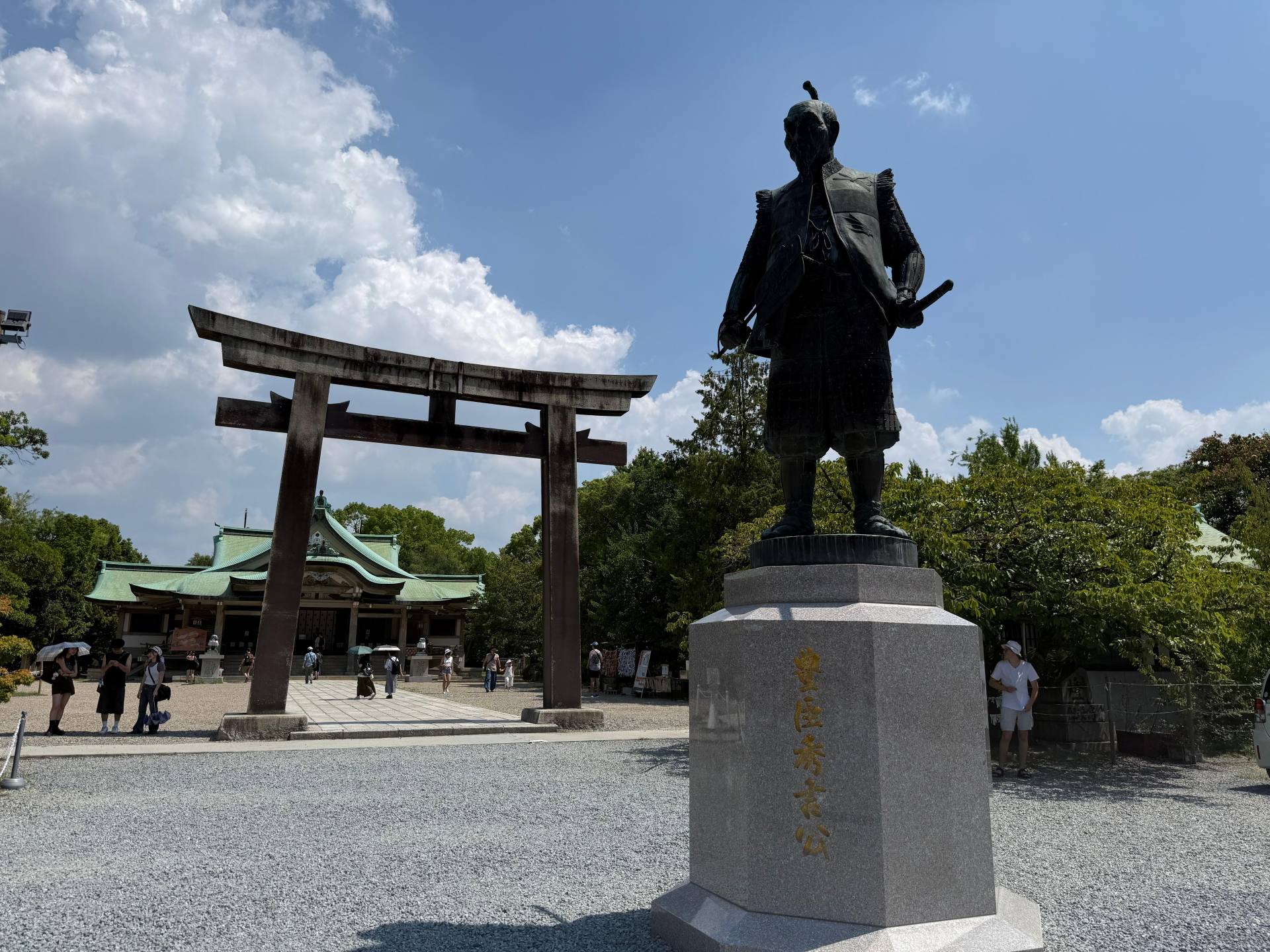 2hrs Guided tour Osaka Castle and Shrine with Local Guide 2