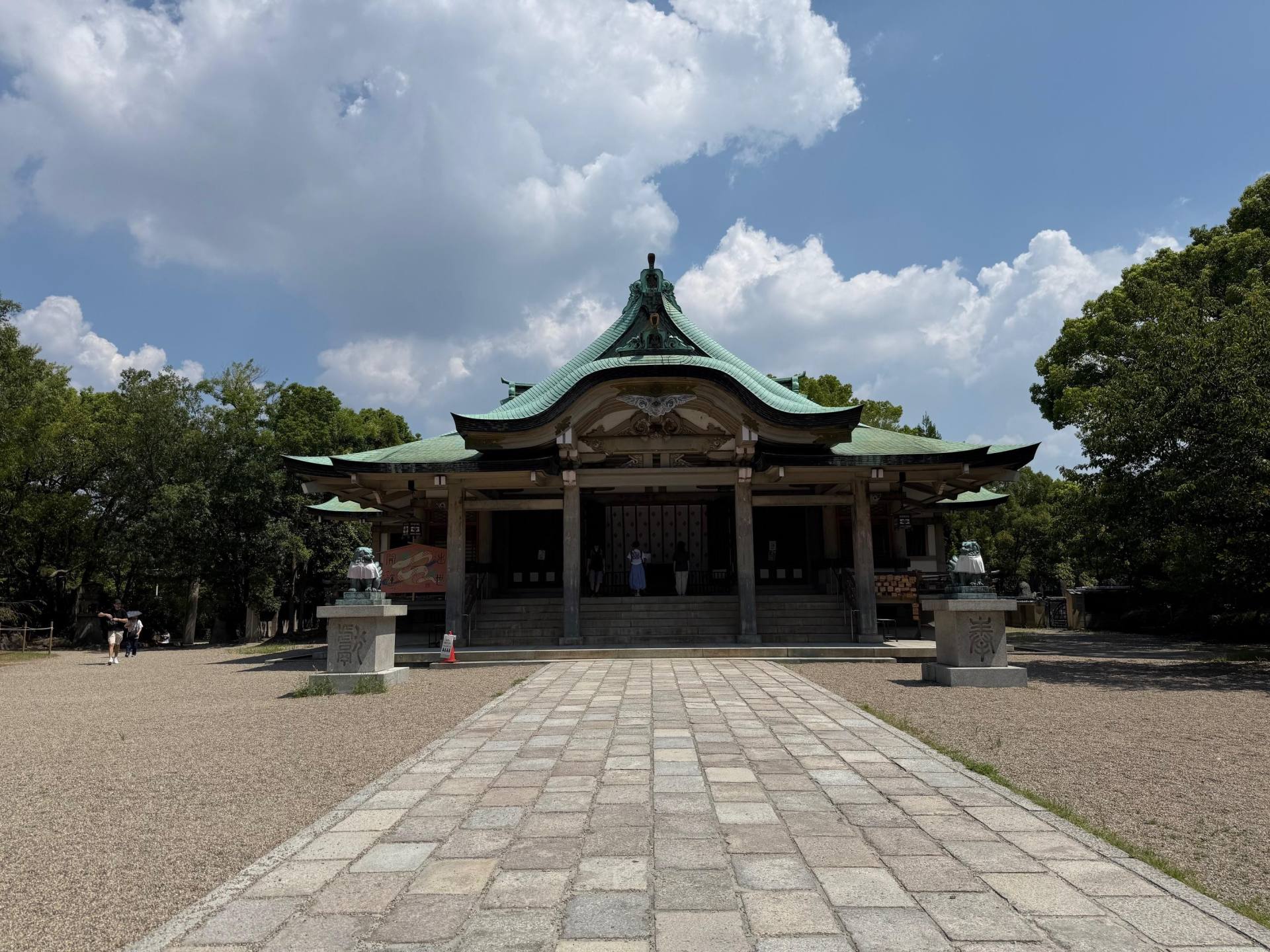 2hrs Guided tour Osaka Castle and Shrine with Local Guide 3