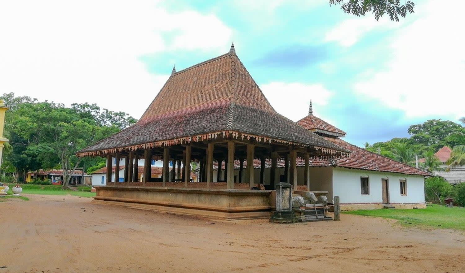 Colombo to Anuradhapura Day Trip with Mihintale and Ancient City Stops 2