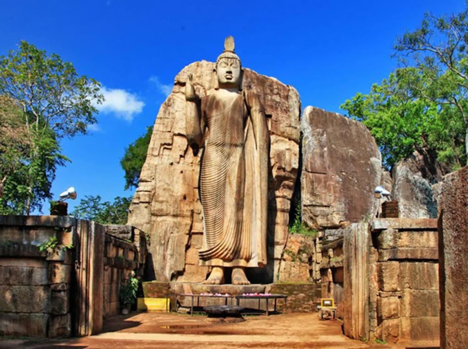 Colombo to Anuradhapura Day Trip with Mihintale and Ancient City Stops 3