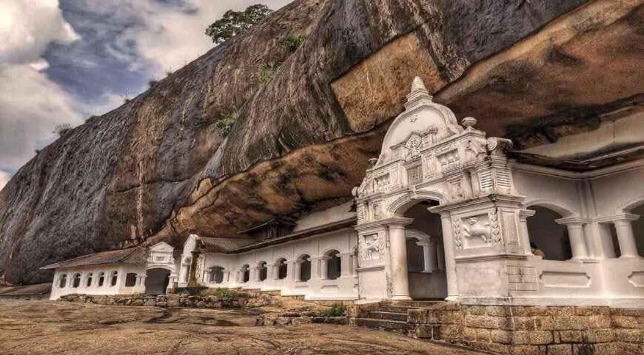 Kandy to Trincomalee Transfer via Sigiriya Rock and the Dambulla Caves 3