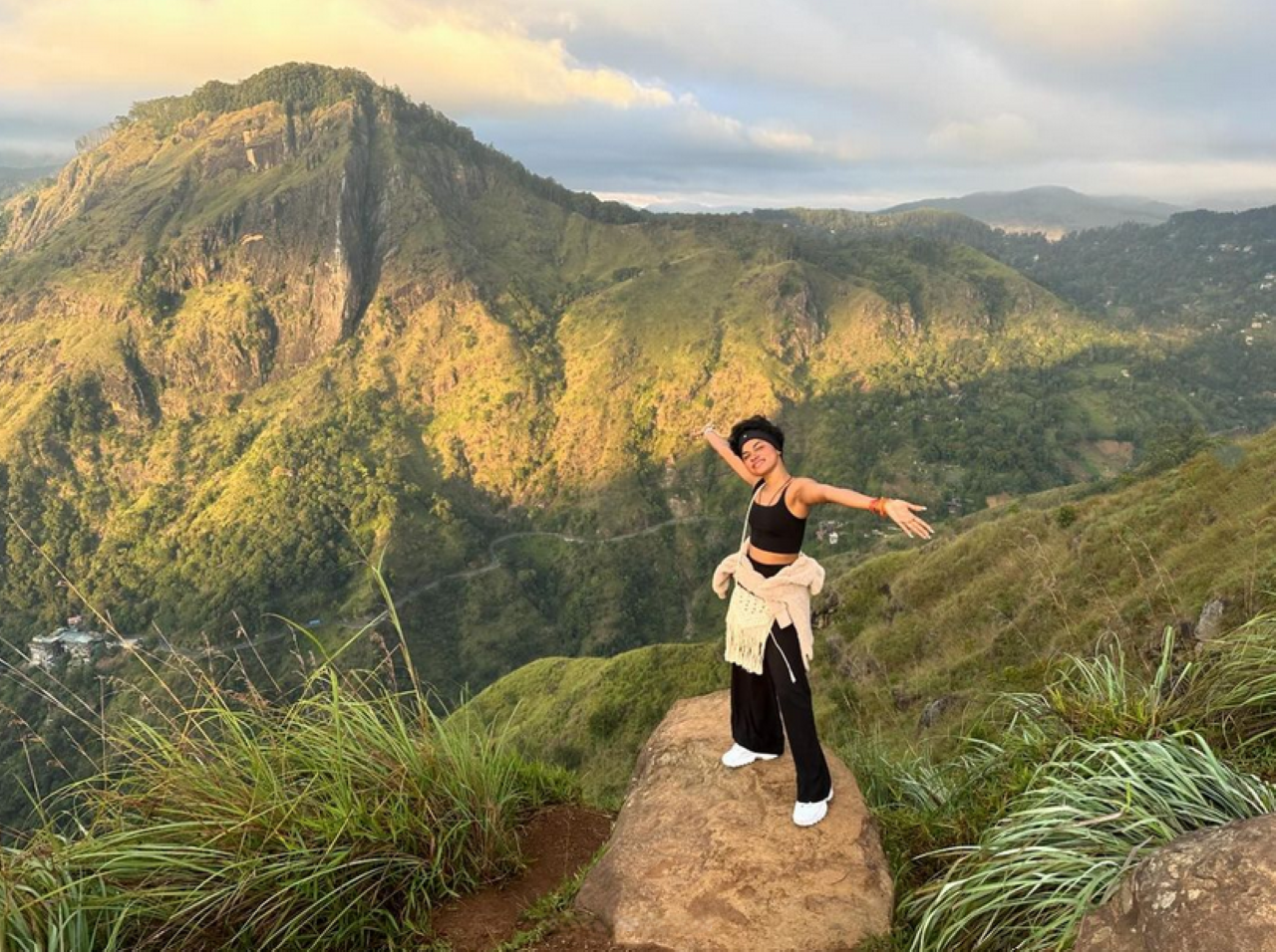 Little Adam's Peak Sunrise Hike from Ella with a Local Guide 2