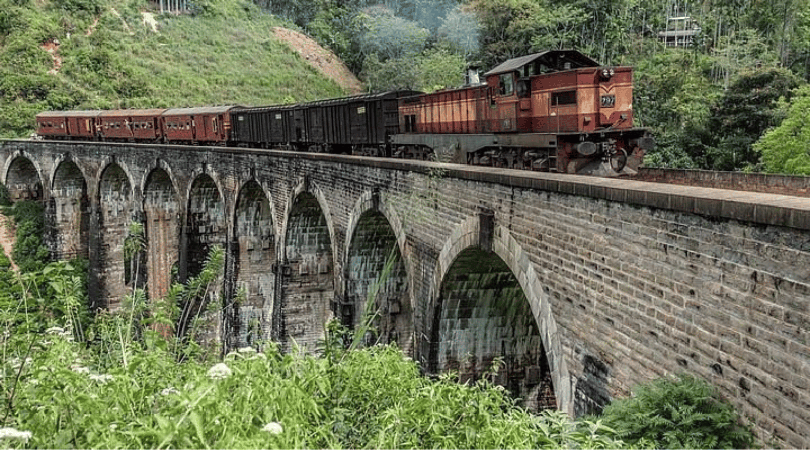 Hill Country Train Ride and Lipton's Seat by Tuk-Tuk from Ella 2
