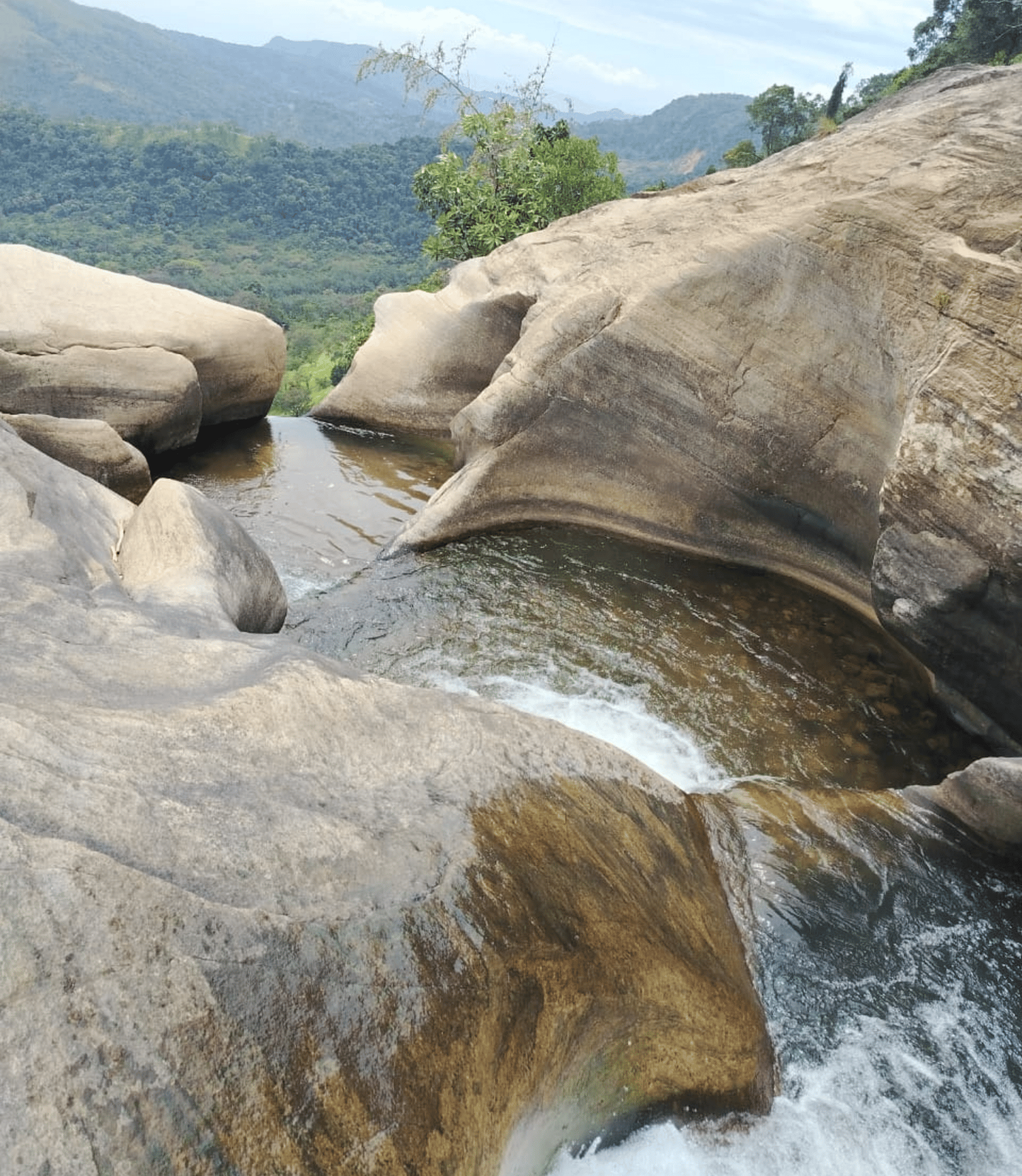 Upper Diyaluma Infinity Pools Guided Trek from Ella with a Mountain Picnic 3