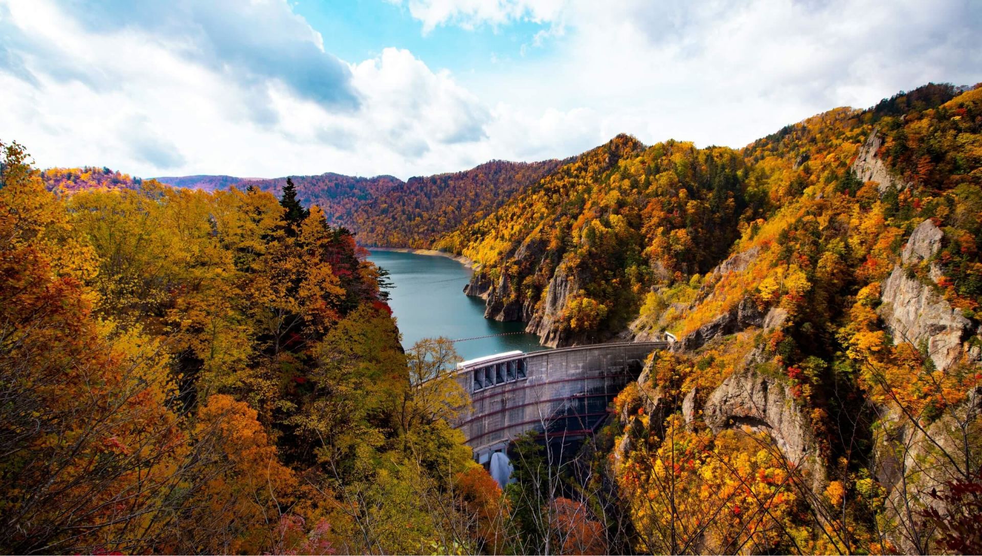 Hoheikyo Dam and Jozankei: Autumn Colours, Buffet Lunch and Outlet Shopping
