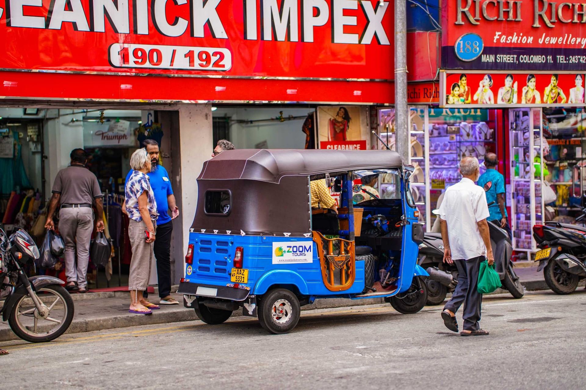 Colombo Landmarks by Tuk-Tuk: Private Tour with Entry Tickets