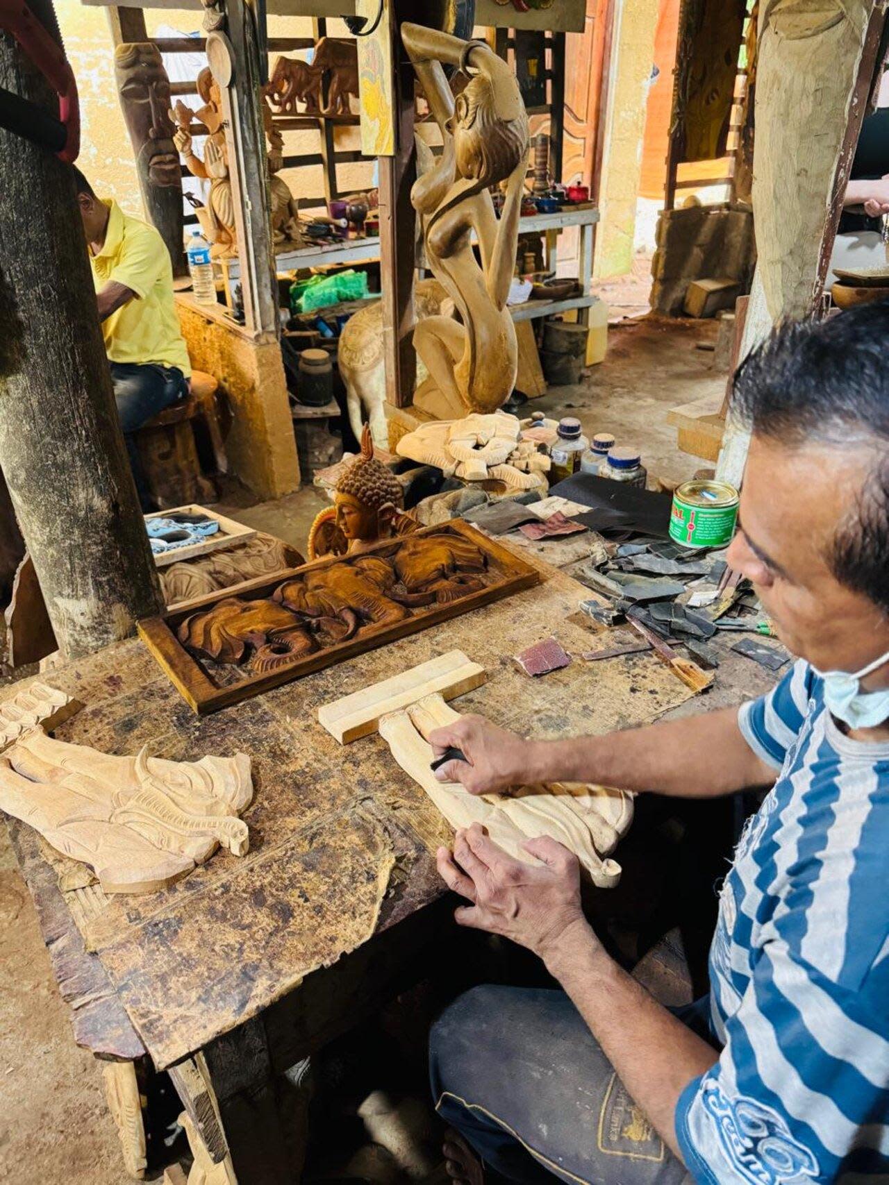 One-Hour Kandy Wood Carving Workshop with Tuk-Tuk Transfers