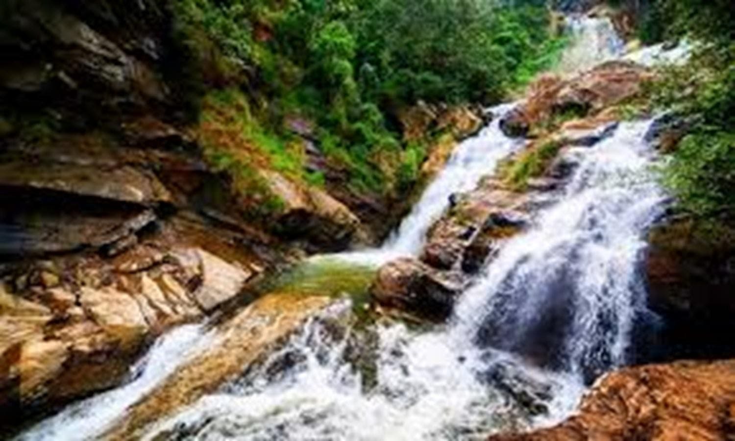 Ella to Tissamaharama Guided Transfer with Waterfalls and Buduruwagala