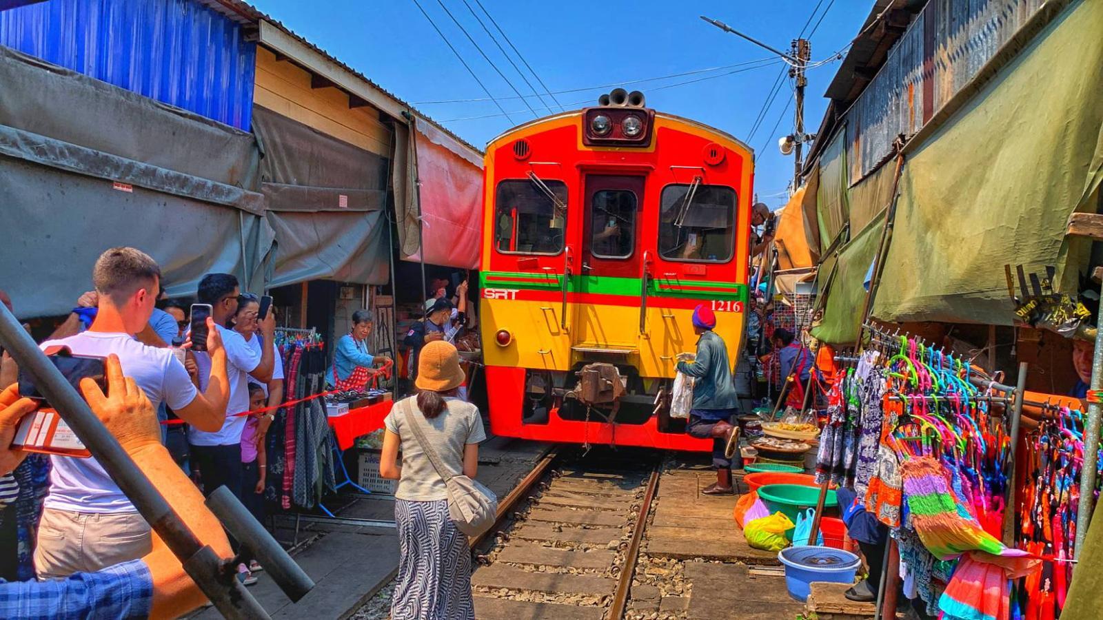 Bangkok: Maeklong Railway Market, Damnoen Saduak and Dragon Temple Tour 2