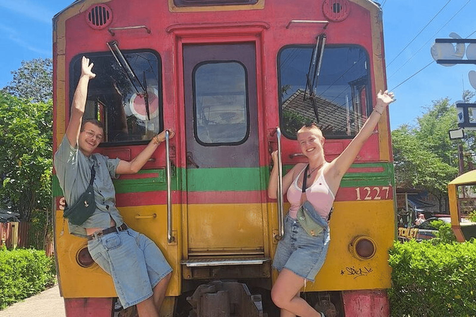 Bangkok: Maeklong Railway Market, Damnoen Saduak and Dragon Temple Tour 3