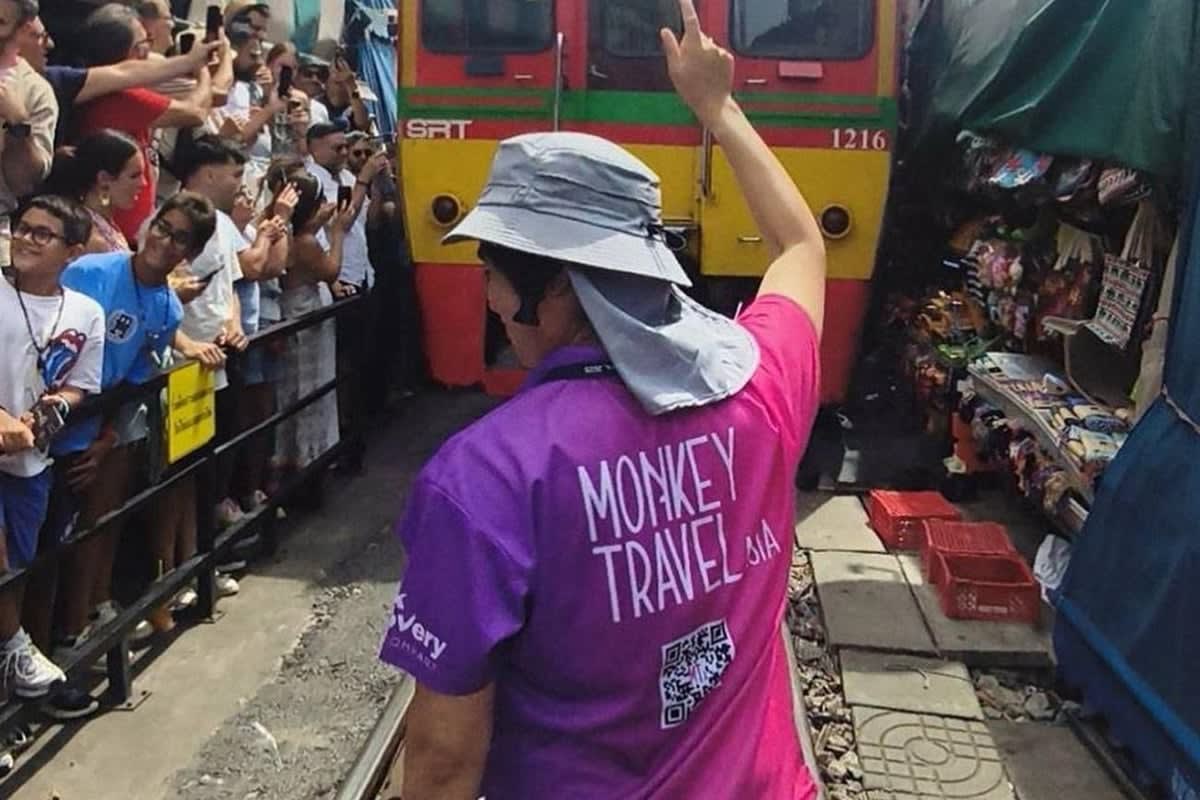 Bangkok's Floating Market & Railway Market Day Trip with Boat Ride 2