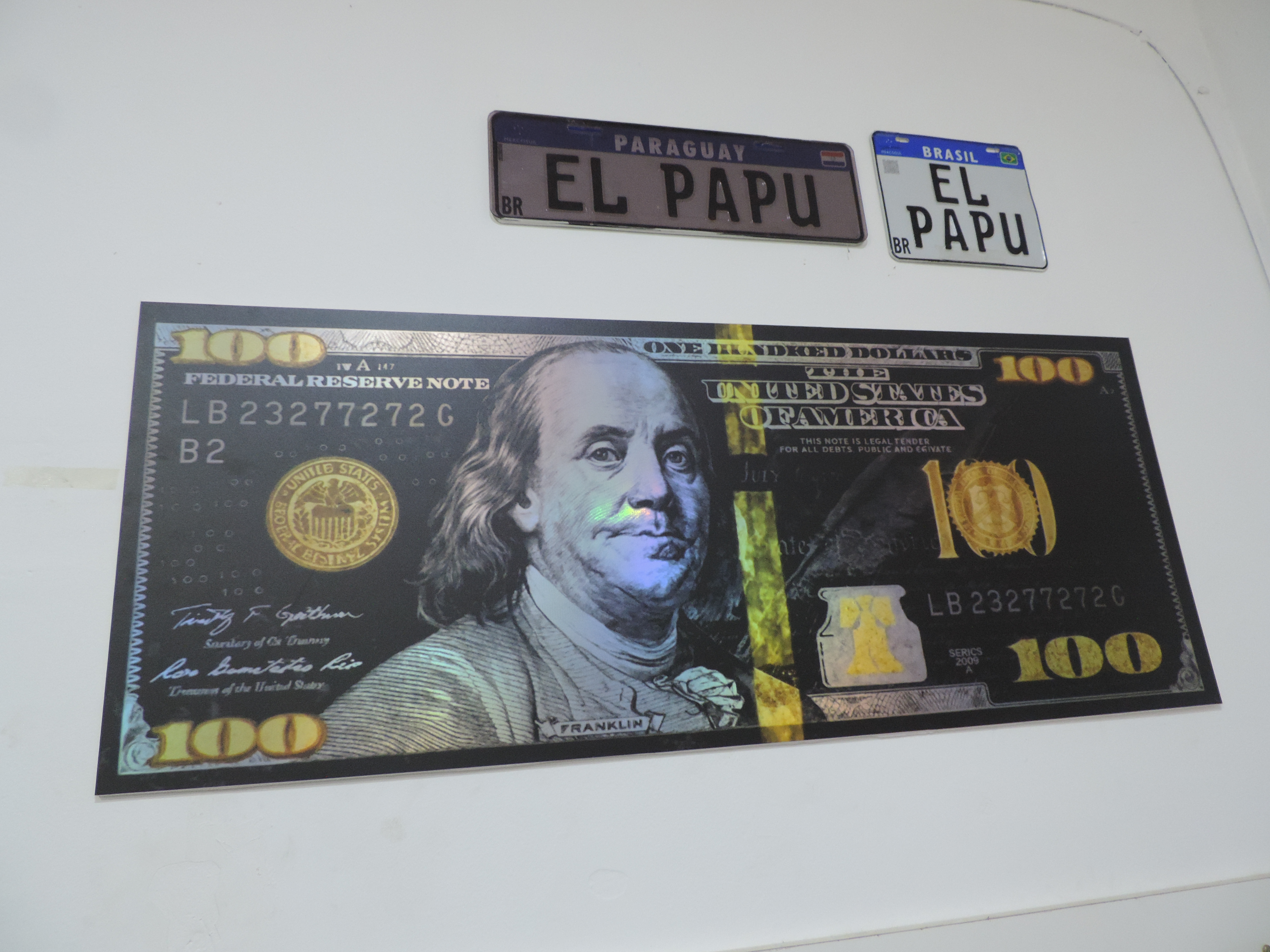 Combo Deco: Billete 100 USD Holográfico + 2 Placas El Papu