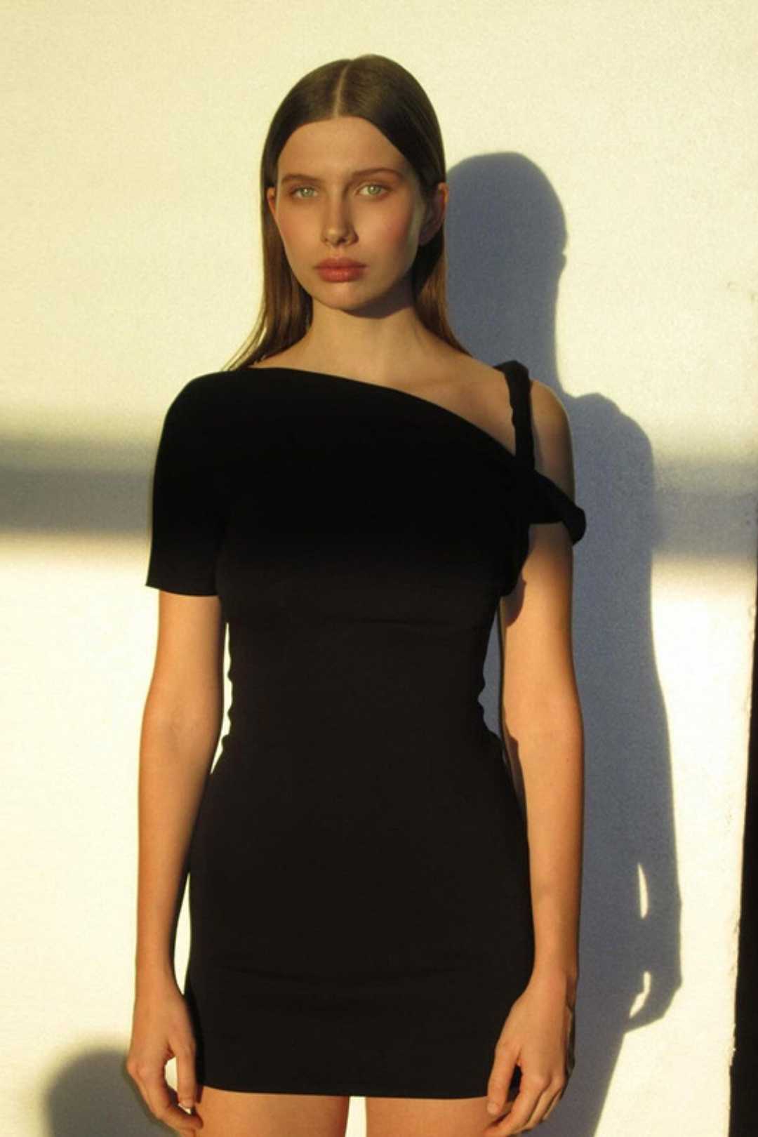 Mini Slanted Shoulder Short-sleeved Solid Color Slim Sexy Hip-hugging Dress