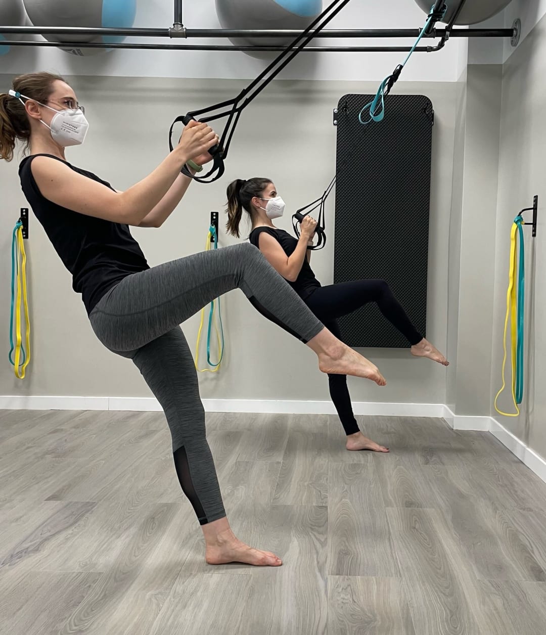 Entrenamiento en suspensión en clase de Pilates terapéutico en Rivas