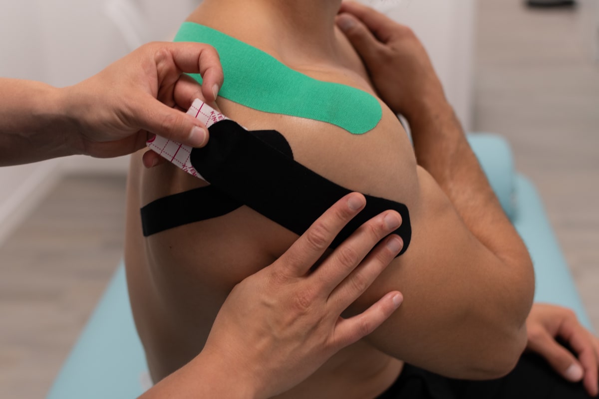 Aplicación de vendaje neuromuscular (kinesiotape) en el hombro en LSP Fisioterapia Rivas
