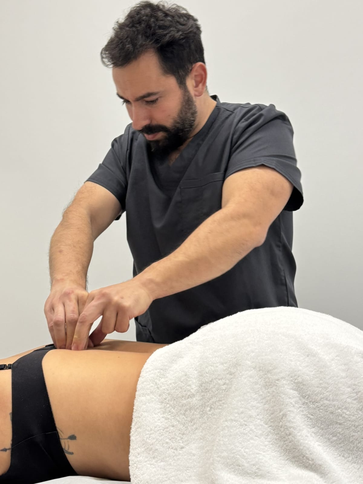 Fisioterapeuta aplicando técnica de terapia manual en la zona lumbar en LSP Rivas