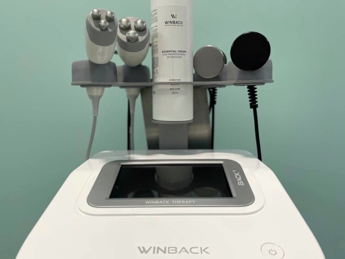 Equipo de tecarterapia Winback BACK³ con sus electrodos y crema profesional en la clínica LSP de Rivas