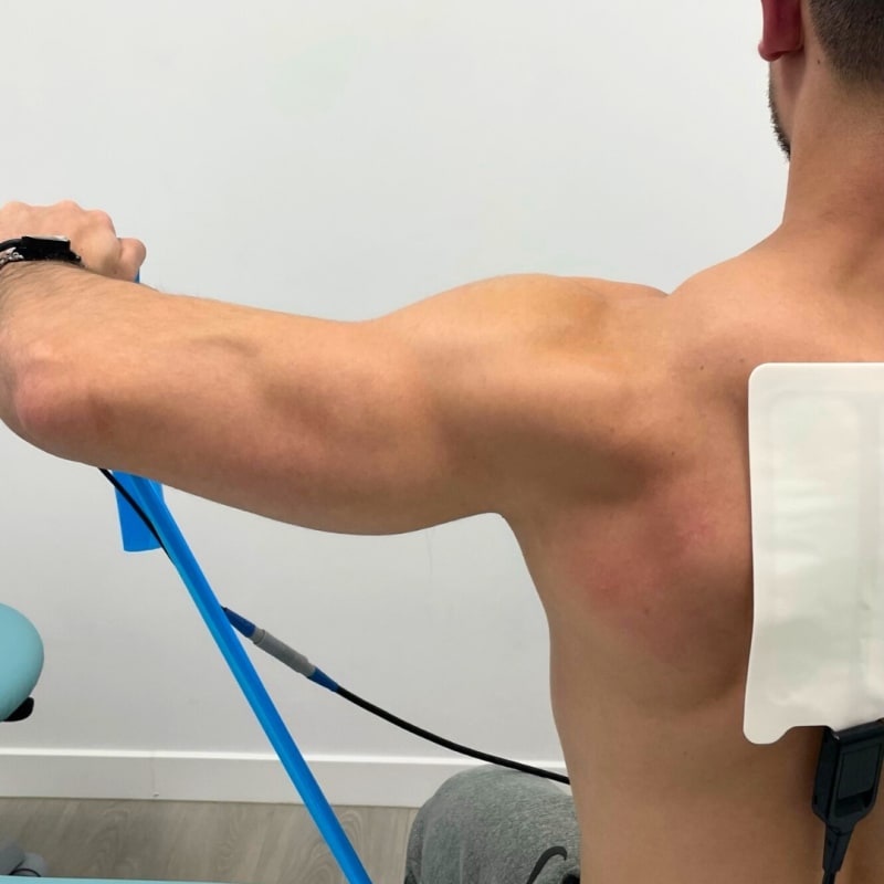 Ejercicio terapéutico de hombro con banda elástica y electroterapia en LSP Fisioterapia Rivas