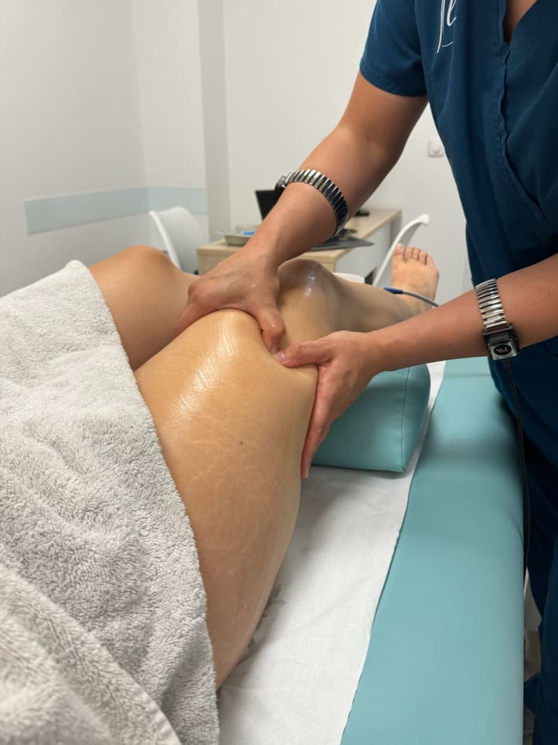 Tratamiento de drenaje linfático manual en piernas en la clínica LSP de Rivas