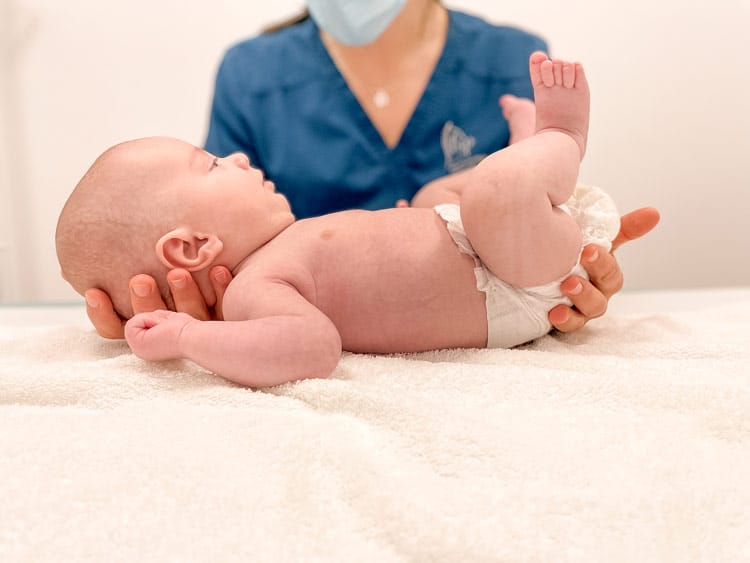 Fisioterapia pediátrica a un bebé atendido por una fisioterapeuta en la clínica LSP de Rivas Vaciamadrid