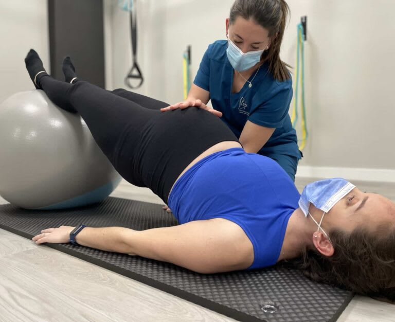 Sesión de pilates terapéutico con pelota guiada por una fisioterapeuta en la clínica LSP de Rivas Vaciamadrid