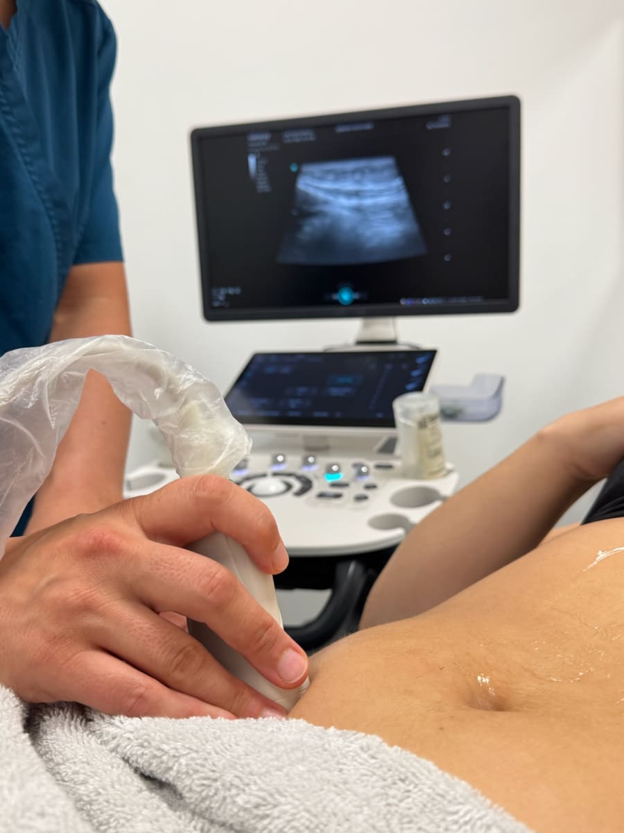 Ecografía funcional aplicada sobre el abdomen durante una valoración postparto en la clínica de fisioterapia de Rivas