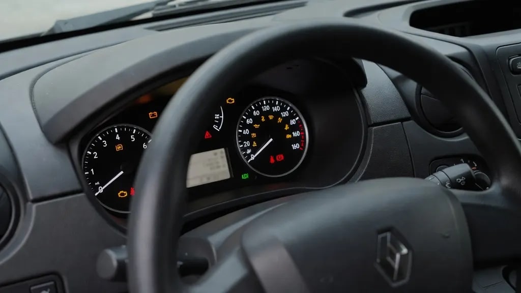 Renault Master 3: co oznaczają kontrolki i komunikaty ostrzegawcze?
